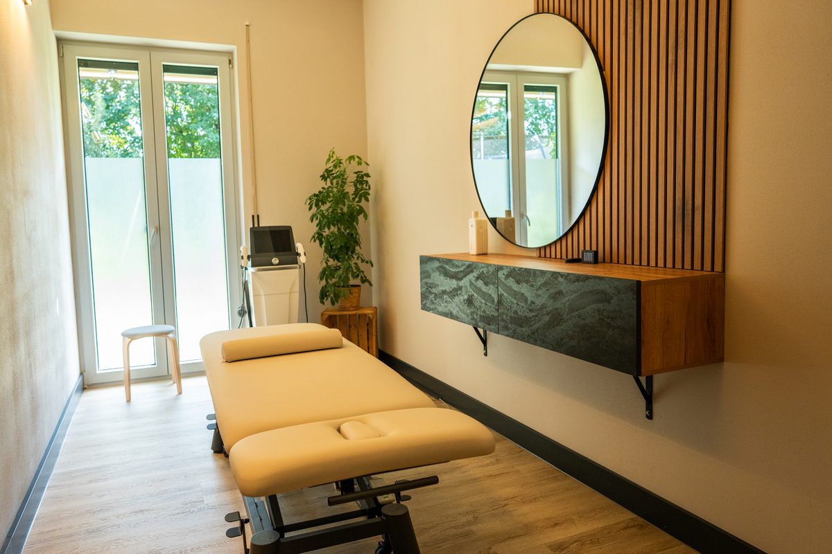Behandlungsraum mit Therapieliege