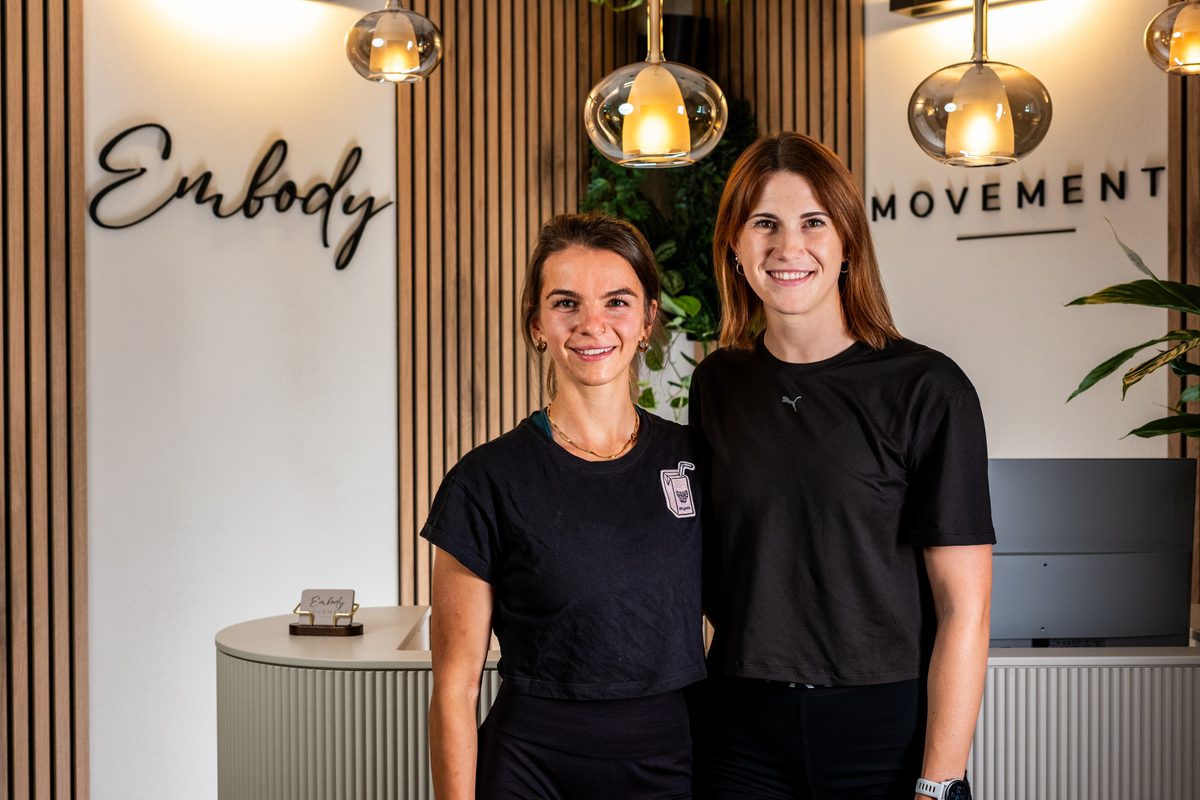 Kathy Klingler und Valentina Schilling in ihrer Praxis Embody Movement in Lengenfeld