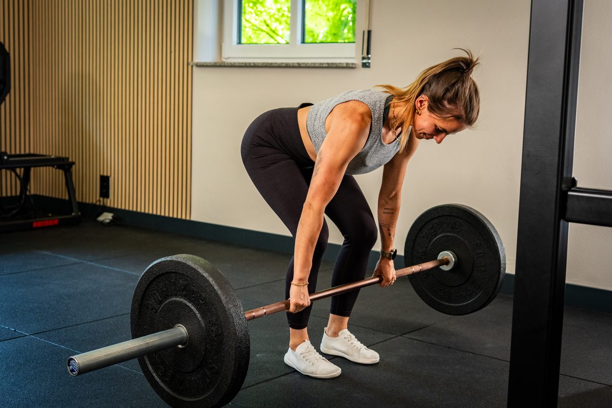 Krafttraining mit der Langhantel im Trainingsraum der Praxis