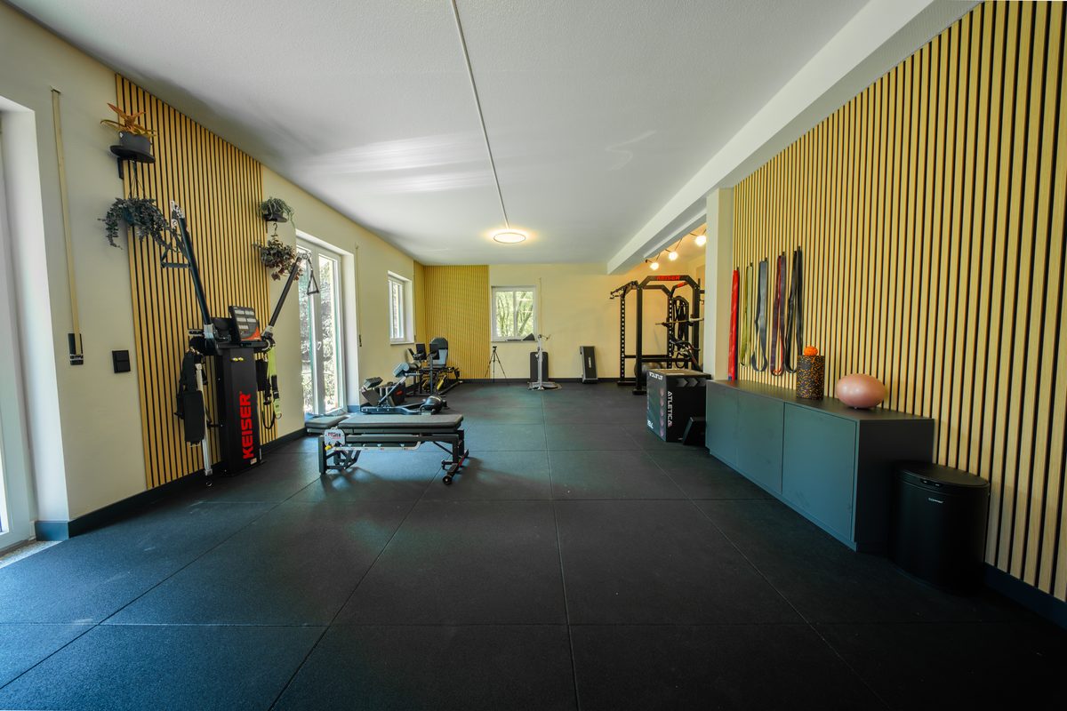 Trainingsraum von Embody Movement mit Geraeten fuer Krankengymnastik am Geraet